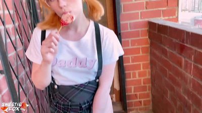 A menina da escola chupa profundamente a piça e fode em vez de aulas.