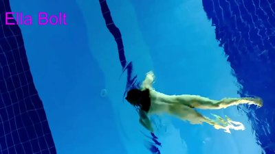 Não consigo parar de observar, jovem loira apanhada nadando nua na piscina do resort ELLA BOLT