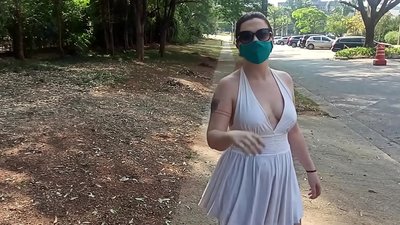Nudez pública: uma garota da Rússia tenta tirar a roupa nas ruas do Rio de Janeiro. Ela quase foi presa.