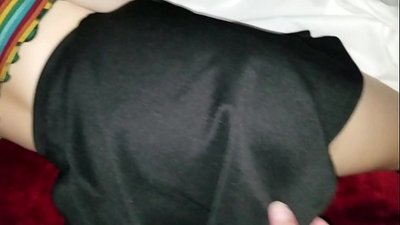 Irmã de escola virgem adormecida fica com o rabo apertado com os dedos